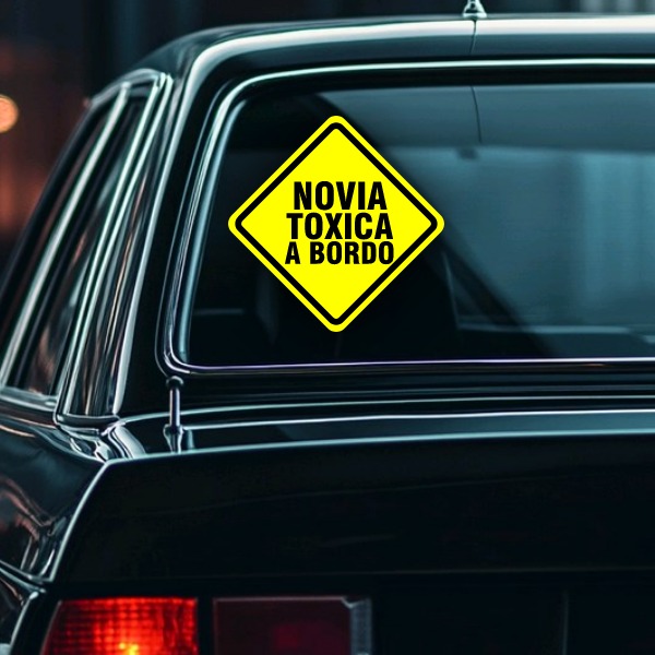 DTH00000651_NOVIA_TOXICA_A_BORDO_STICKER_STICKERSREMOTOS_122025.jpg