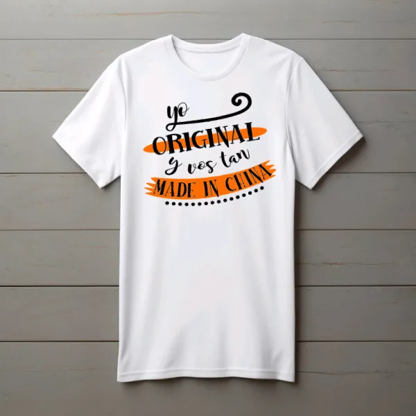 DTH00001680_YO_TAN_ORIGINAL_VOS_TAN_MADE_IN_CHINA_FRASE_STICKERSREMOTOS_032025.webp